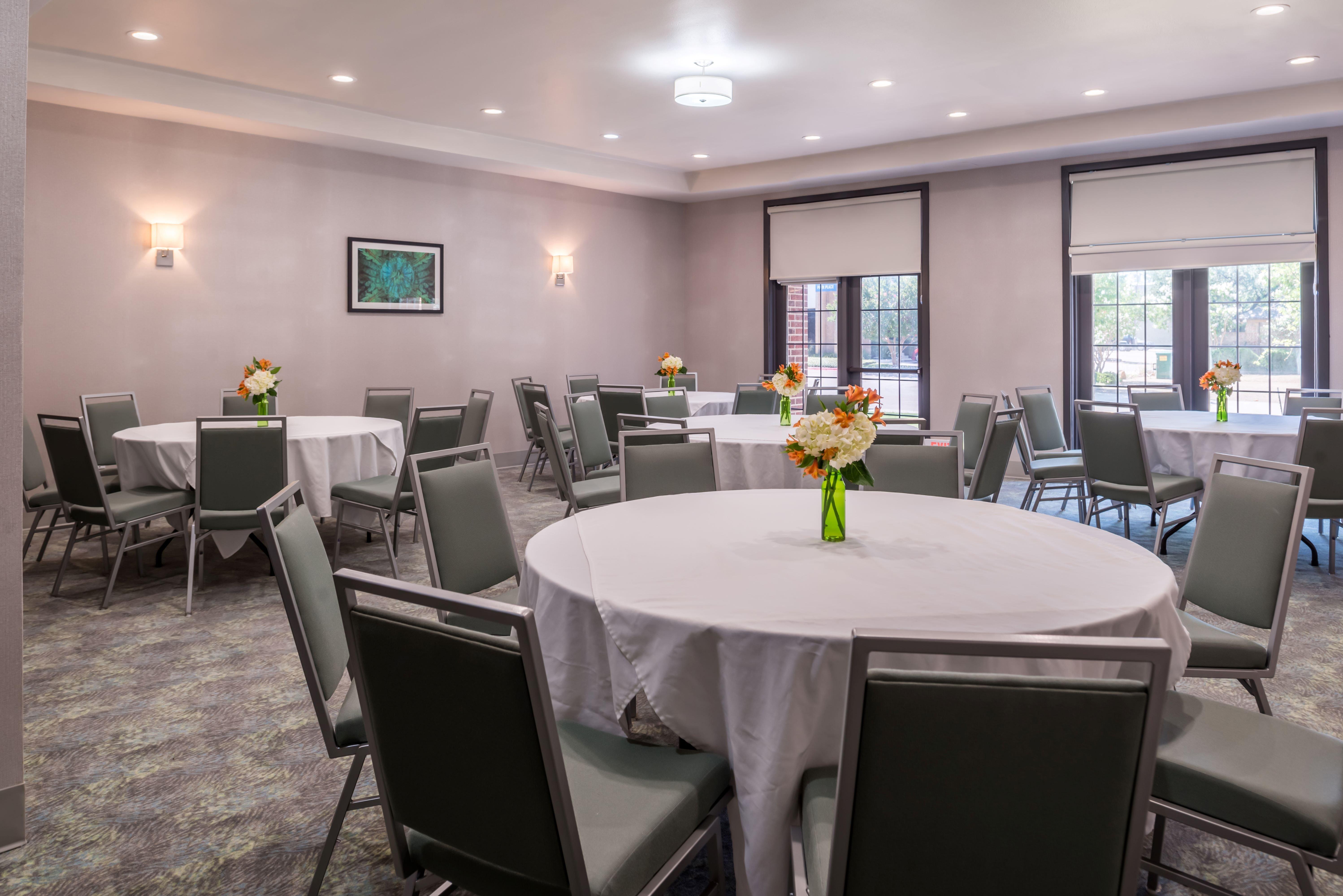 Holiday Inn And Suites Addison By Ihg Экстерьер фото