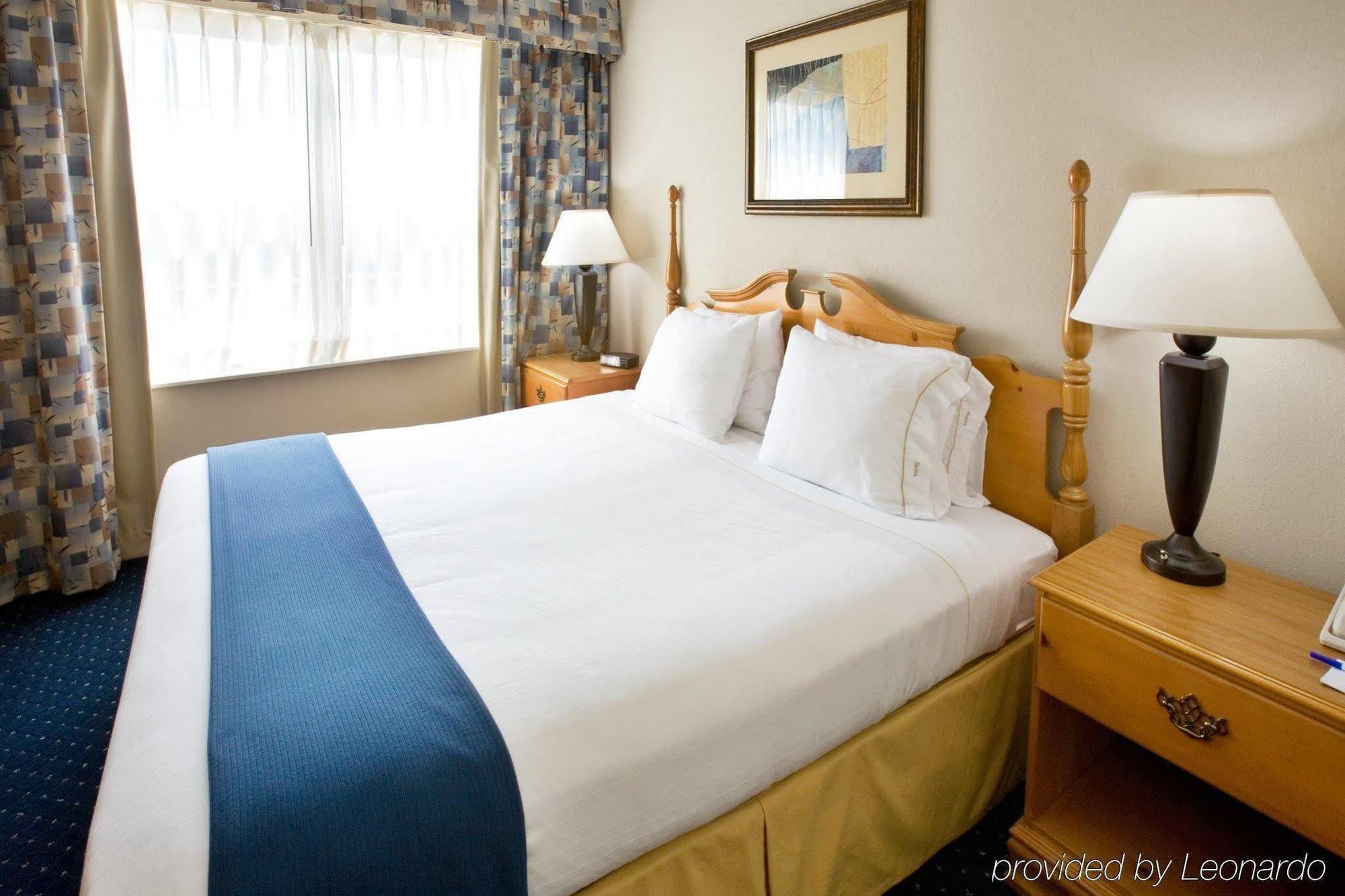 Holiday Inn And Suites Addison By Ihg Номер фото
